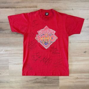 Vintage 80s Dr Who Red Shirt Signed Multiple Cast Members Elisabeth Sladen Sz L